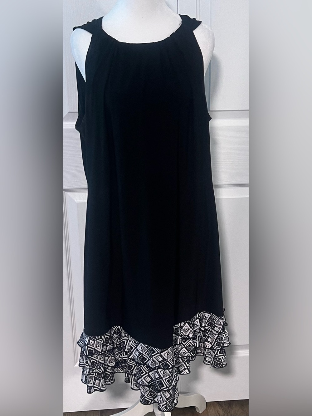 R&K Black Sleeveless Shift Dress with Patterned Hem